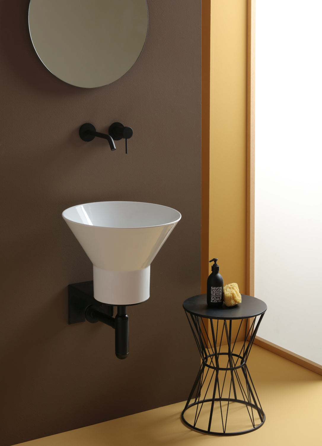 COMPOSITION DE LAVABO MEGAFONO SUR UNE STRUCTURE EN BOIS HAUTE SUR PIED
