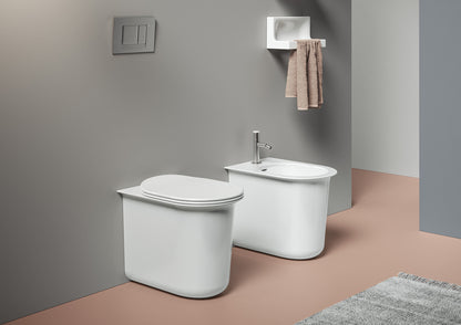 Elegantes, wandbündiges Standbidet