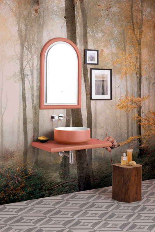 BUCCHERO-KOMPOSITION MIT REGAL UND ORANGE CAMEO-SPIEGEL