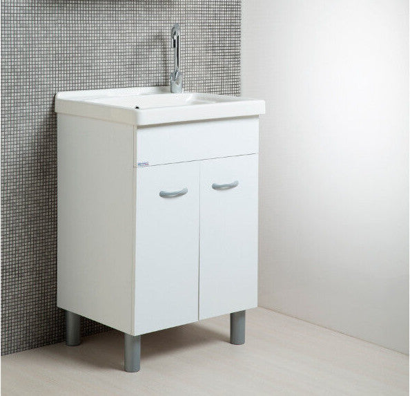 Weißer Wäscheschrank + Korallenfarbene Keramik