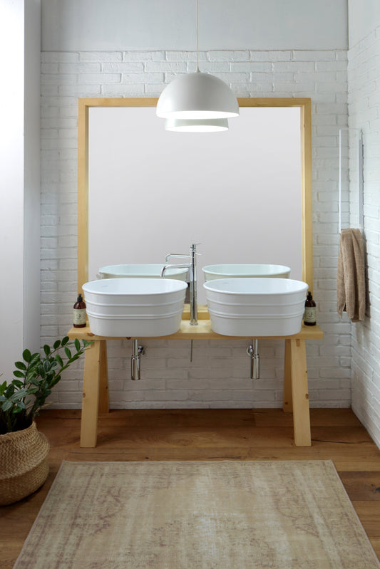 Meuble de salle de bain avec plancher en bois, baignoire en toile et miroir