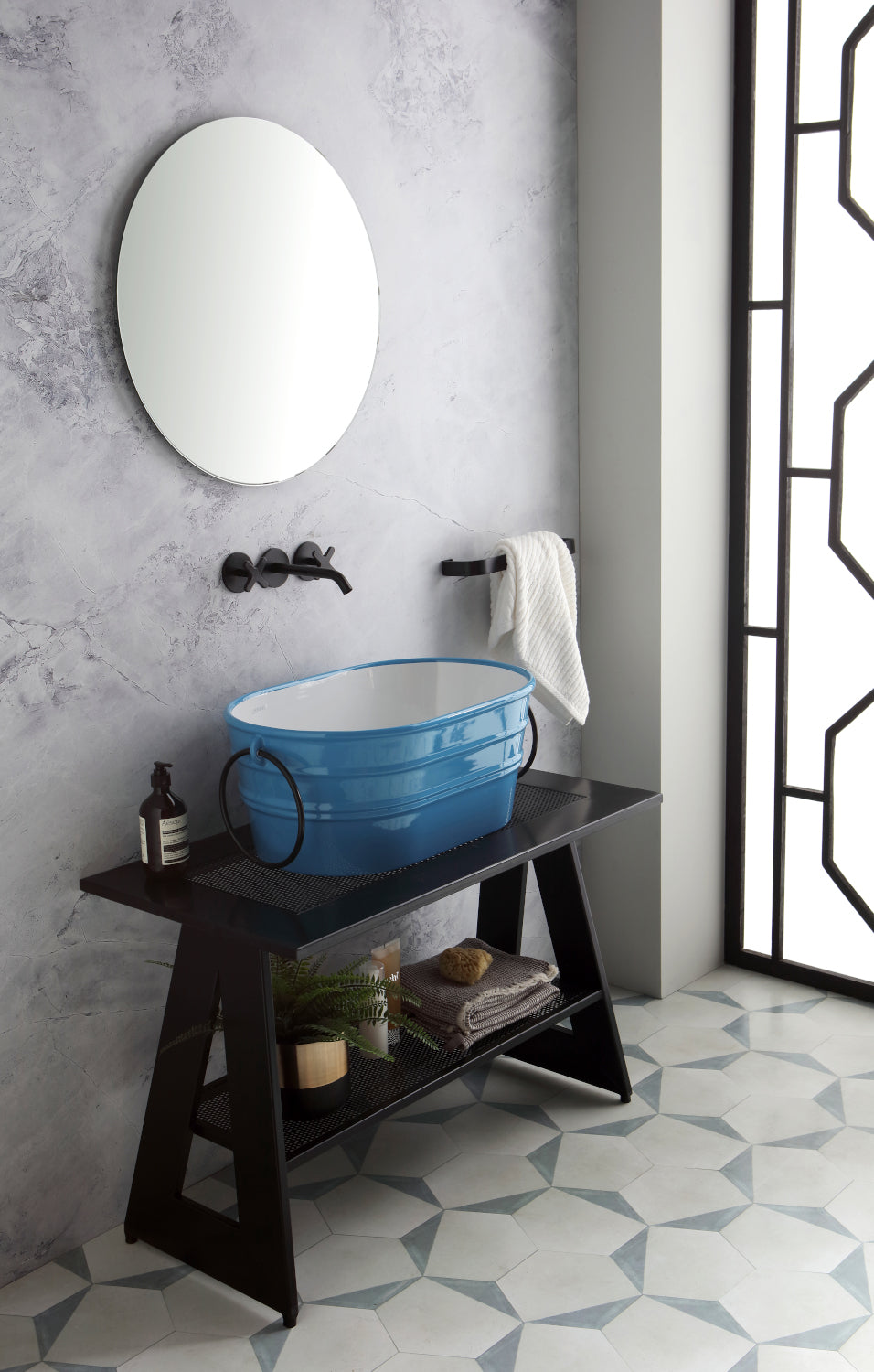 COMPOSITION DE BAIGNOIRE CYAN SUR CHEVALET NOIR