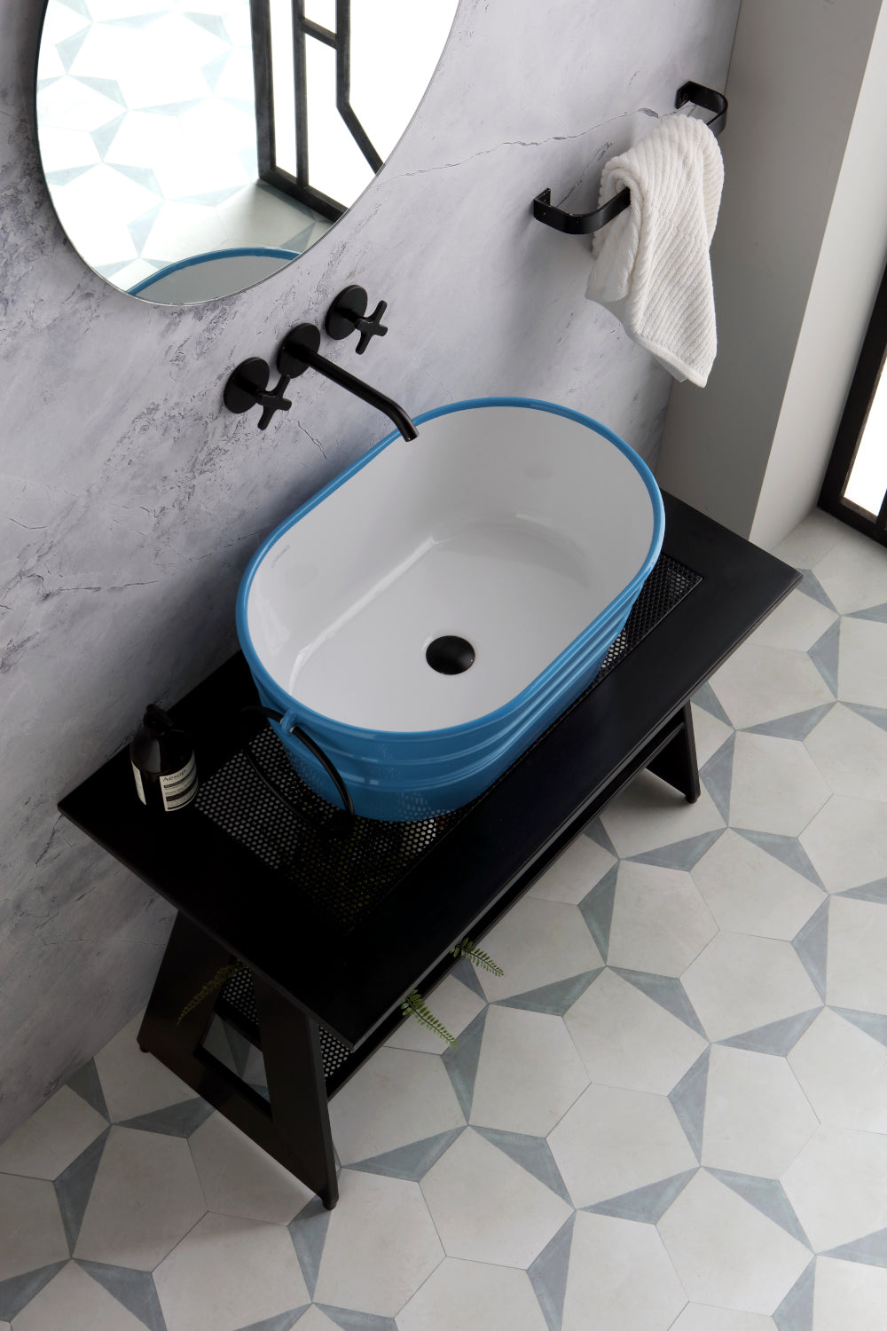 COMPOSITION DE BAIGNOIRE CYAN SUR CHEVALET NOIR