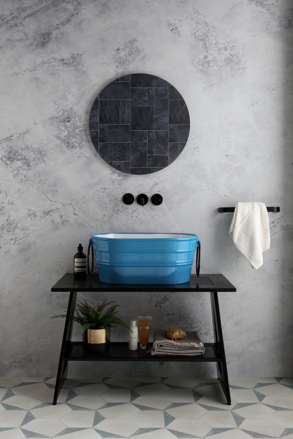 COMPOSITION DE BAIGNOIRE CYAN SUR CHEVALET NOIR