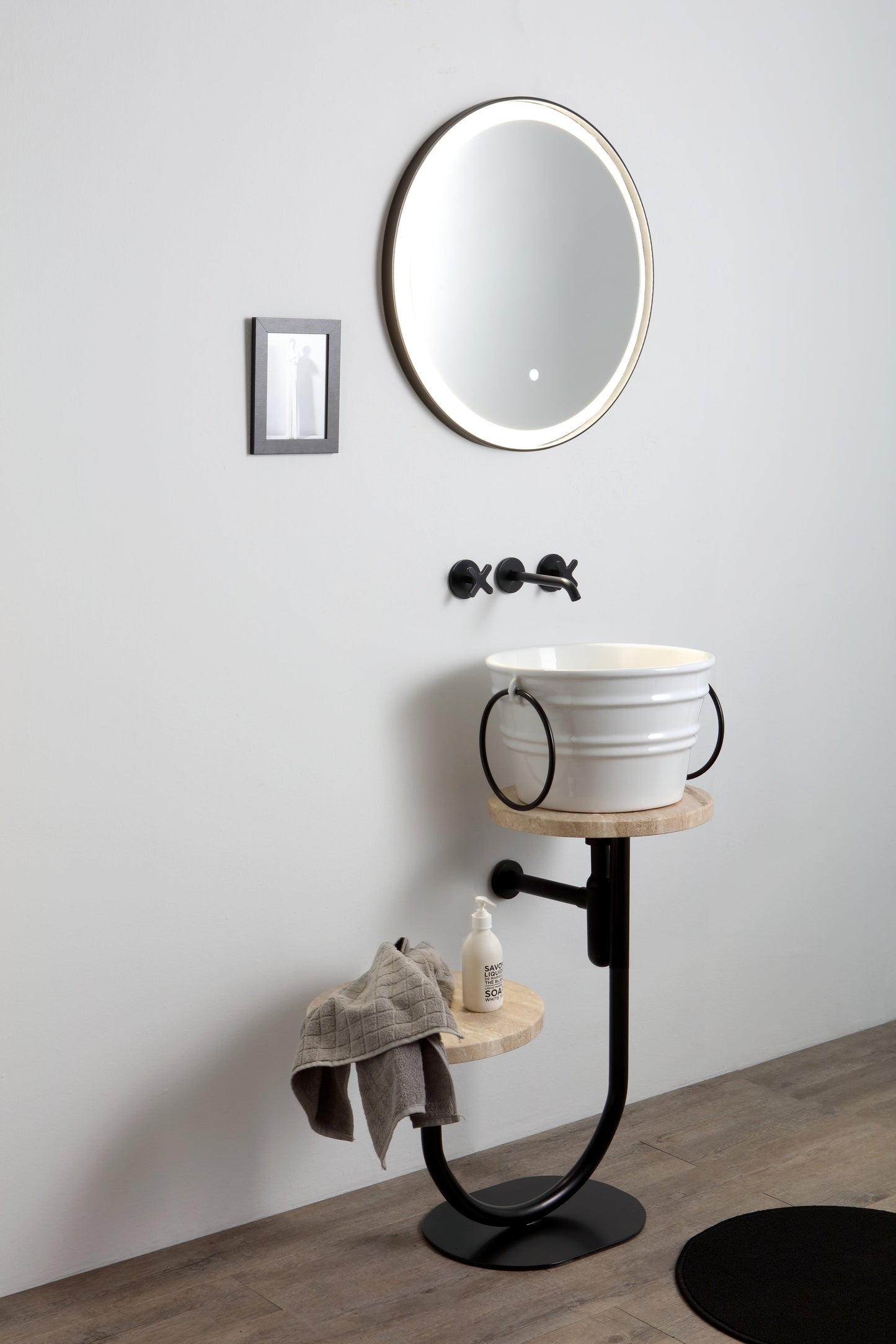 Hocker mit Metallgestell und Marmorplatte