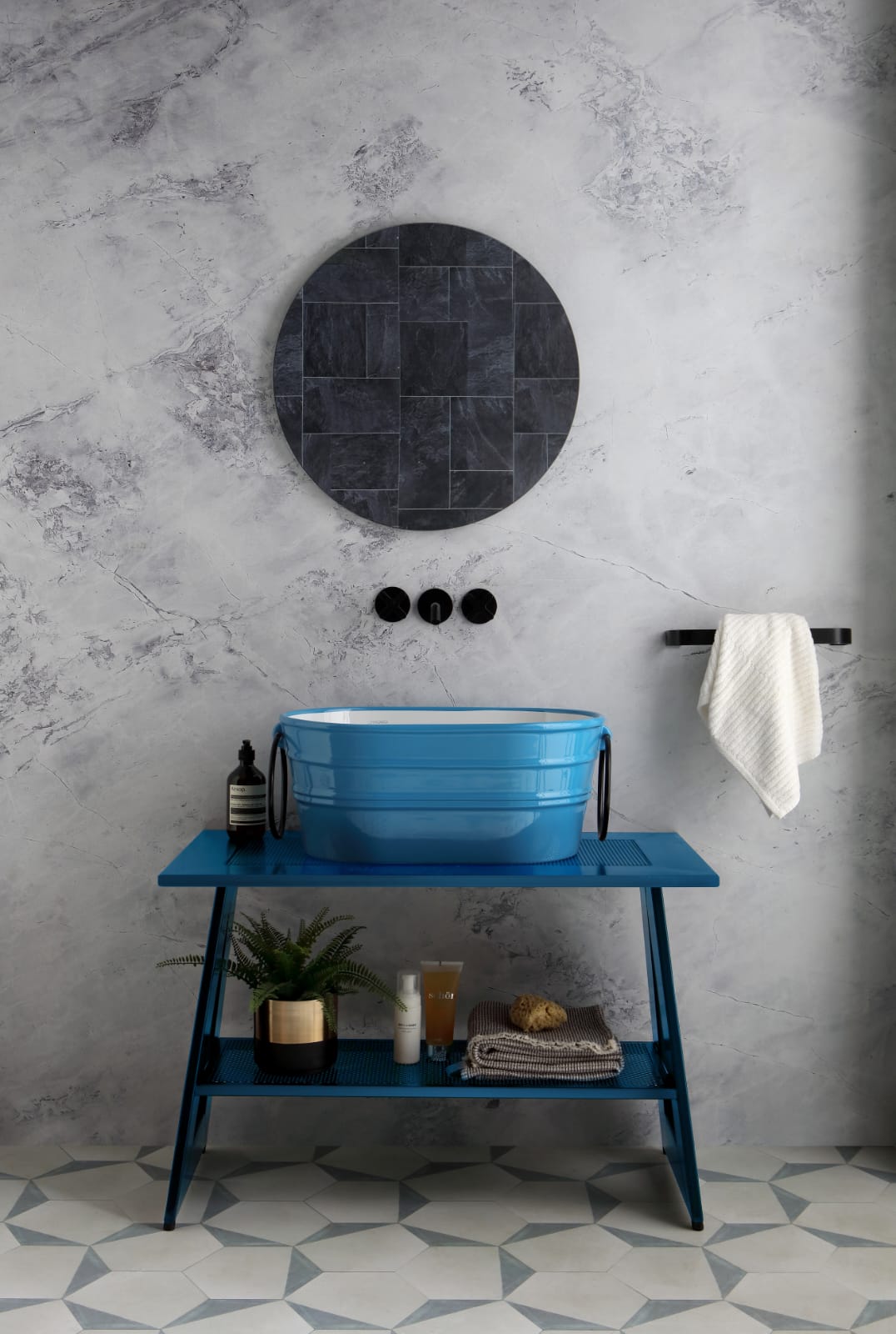 COMPOSITION DE BAIGNOIRE CYAN SUR CHEVALET CYAN
